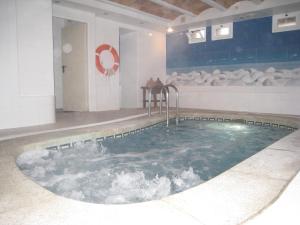 una gran piscina de agua en un edificio en Hotel Hermes, en Tossa de Mar