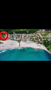 Villa Oasis етаж1 في لوزينيتس: فريسبي احمر يطير فوق شاطئ به بيوت