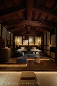 rendering sypialni z łóżkiem i stołem w obiekcie LOQUAT西伊豆 w mieście Izu
