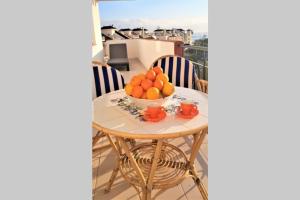 uma mesa com uma tigela de fruta numa varanda em JAVEA PARK 4-19 em Xàbia