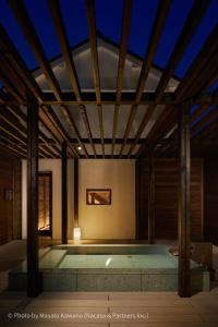 een kamer met een zwembad met een plafond bij LOQUAT西伊豆 in Izu