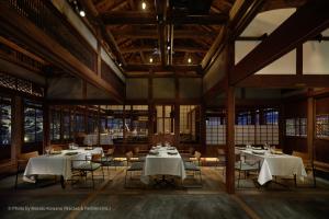 rendering restauracji ze stołami i krzesłami w obiekcie LOQUAT西伊豆 w mieście Izu