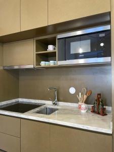 a kitchen with a sink and a microwave at Sweet Love Family II in Coimbra