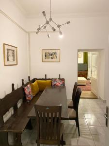 un soggiorno con tavolo e divano di Platános Apartman Tata a Tata