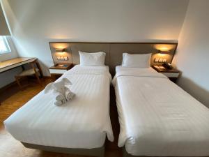 Una cama o camas en una habitación de Grand Zuri Ketapang