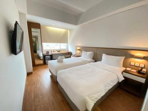 A bed or beds in a room at Grand Zuri Ketapang