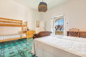מיטה או מיטות קומותיים בחדר ב-Villa Giusy by BarbarHouse