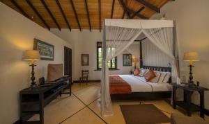 Giường trong phòng chung tại Sergeant House Boutique Villa & Private Beach