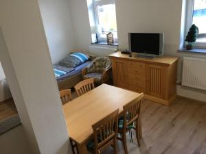 un soggiorno con un tavolo e un divano di Bärenstark Elbe Ferienwohnung a Marschacht
