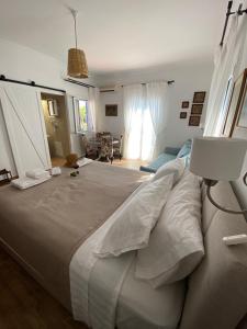 ein Schlafzimmer mit einem großen Bett in einem Zimmer in der Unterkunft Reginas Apartments in Ixia