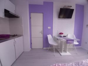Televízia a/alebo spoločenská miestnosť v ubytovaní Apartments Benic