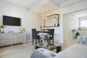 sala de estar con mesa y sofá en Apartment Leonor en Barcelona