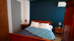 Un pat sau paturi într-o cameră la Hôtel Le Passage de Vallon