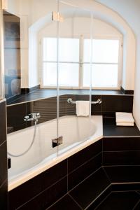 Vannituba majutusasutuses Altstadt Hotel Stadtkrug