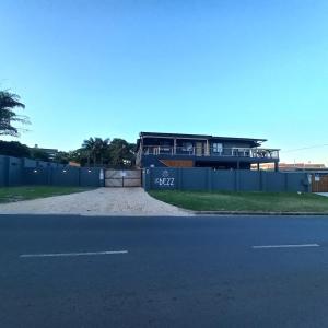 eine leere Straße vor einem Haus in der Unterkunft Le Bezz Guesthouse in Ballito