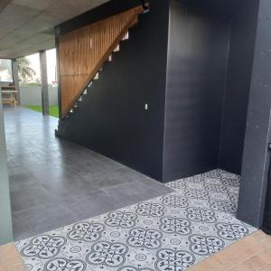 um corredor com uma escada e um piso de azulejo em Le Bezz Guesthouse em Ballito