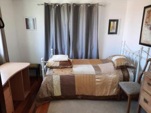 1 dormitorio con cama y ventana en Kyogle Comfy Homestay, en Kyogle