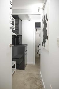 una cocina con una puerta que da a una habitación con barra en Apartamento Calesa Centro Sevilla, en Sevilla