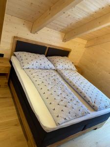 Postel nebo postele na pokoji v ubytování Almchalet Hüttenzauber