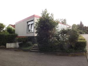 ein Haus mit Treppen, die zu ihm führen in der Unterkunft Private Übernachtung in Kempten