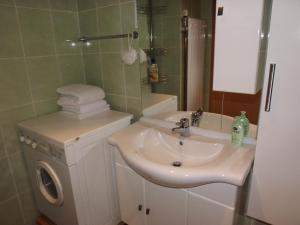 ein Badezimmer mit Waschbecken und Waschmaschine in der Unterkunft Private Übernachtung in Kempten