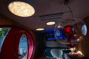 een kamer met twee lichten en een glazen bol aan het plafond bij Residence Safari resort - Prvok in Borovany