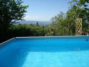 niebieski basen z widokiem na góry w obiekcie Charming House near Monteciccardo with Private Pool w mieście Monteciccardo