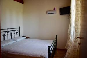 - une chambre avec un lit et une télévision dans l'établissement Villa dei Vasari, à Casoli