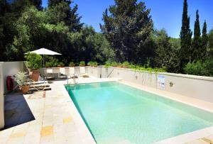 卡西奧皮的住宿－Villa Faidra，后院的游泳池,有白色的围栏
