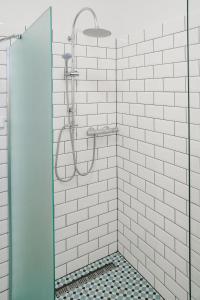 フランチシュコヴィ・ラーズニェにあるApartmány Natálieの白いタイル張りのバスルーム(シャワー付)