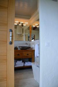 a bathroom with a sink and a mirror at Chalet La Ahumada - Piscina y golf in Tarifa