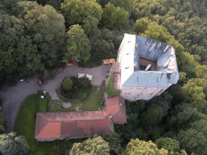 Pohľad z vtáčej perspektívy na ubytovanie Hájovna hradu Houska