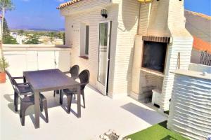 A balcony or terrace at Townhouse with bbq and pools - Costa Hispania