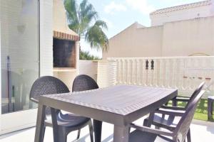 A balcony or terrace at Townhouse with bbq and pools - Costa Hispania
