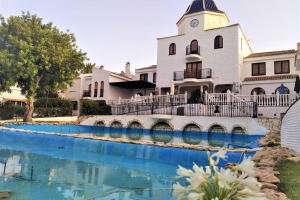 The swimming pool at or close to Townhouse with bbq and pools - Costa Hispania