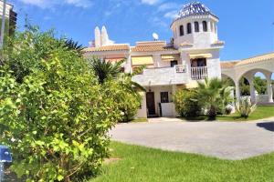 A garden outside Townhouse with bbq and pools - Costa Hispania
