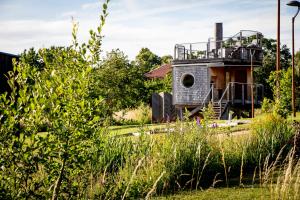 een huis in het midden van een veld bij Les Woodies in Xertigny