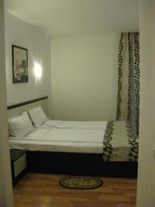 Un pat sau paturi într-o cameră la Hotel Anina