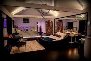 uma sala de estar com uma cama grande e um sofá em Lofts in town em Huy