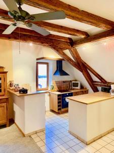 een keuken met houten plafonds en een plafondventilator bij Gite "Le Muscat" à Riquewihr in Riquewihr