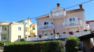 Fotografia z galérie ubytovania Two-Bedroom Apartment Malinska near Sea 1 v Malinskej