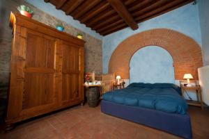 a bedroom with a large bed and an arched door at Il Bellini in Castelfranco di Sopra