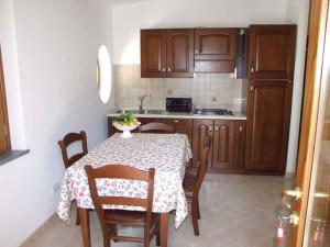索倫托的住宿－Apartment Sorrento 2，带桌椅的厨房、带桌子的厨房和厨房。