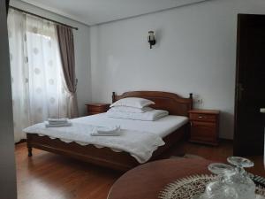 Ένα ή περισσότερα κρεβάτια σε δωμάτιο στο Pensiunea Putnisoara