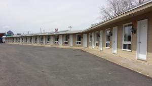 una larga fila de ventanas en un edificio en Motel Iberville, en Saint-Jean-sur-Richelieu