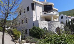 un edificio blanco con una torre encima en Apartment Sv. Juraj 3, en Turine 13 fotos más