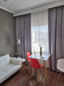 uma sala de estar com um sofá branco e uma mesa em RED ROOMS TSIMISKI 60 em Tessalónica