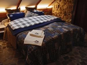 ein Schlafzimmer mit einem Bett mit einer karierten Decke in der Unterkunft Rancho Zapotoczny in Łagów + 67 Fotos