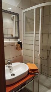 Koupelna v ubytování Wald-Landhaus