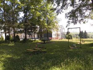 un parque con mesa de picnic y parque infantil en Apartment Sayda 3, en Pilsdorf